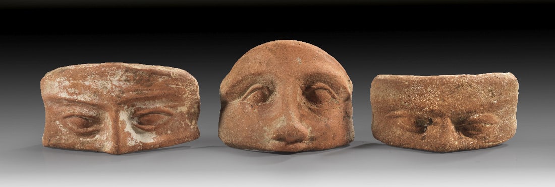 Etruskische Votive in Form von Augen.: Etruskische Votive in Form von Augen. 3. - 2. Jh. v. Chr. B 11,4 - 9,6cm. Einseitig matrizengeformt aus braunem Ton. 3 Stueck! Mit Kopie des Lieferscheines von 1982! Intakt. Provenienz: Ex Sammlung