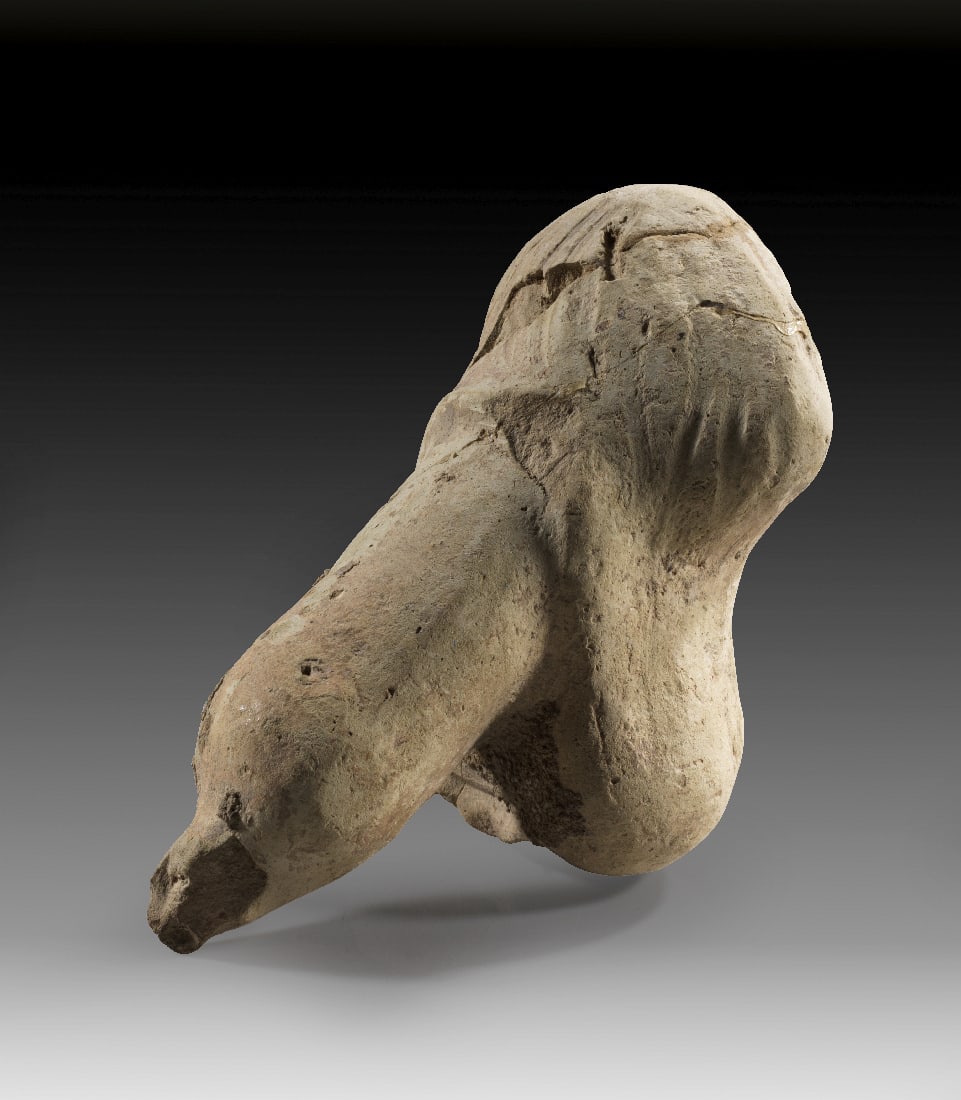 Etruskisches Votiv in Form von einem Phallus.: Etruskisches Votiv in Form von einem Phallus. 3. - 2. Jh. v. Chr. 15,4 x 7,7cm. Handgeformt aus beigem Ton mit Kaltarbeit. Zusammengesetzt, kleine Abplatzungen. Provenienz: Ex Sammlung A. M., Ascona