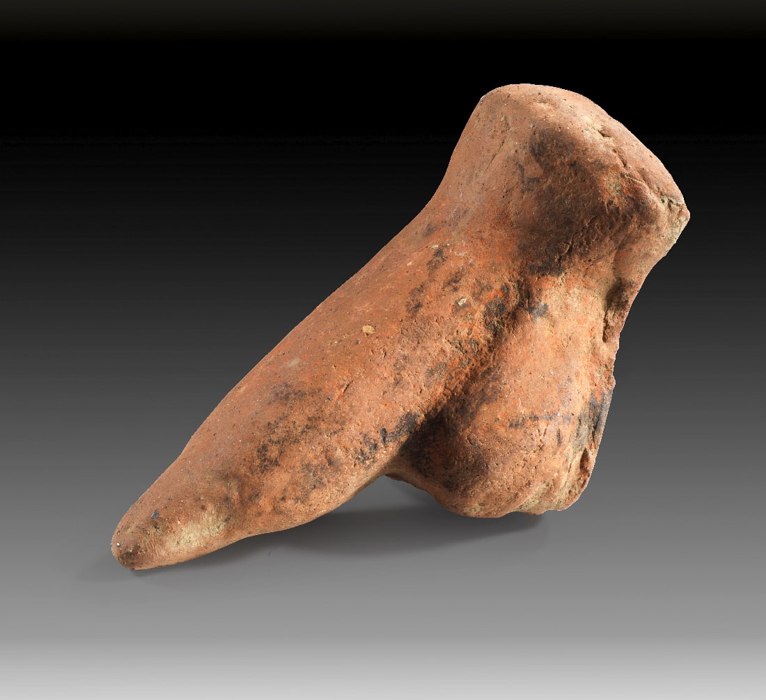 Etruskisches Votiv in Form von einem Phallus.: Etruskisches Votiv in Form von einem Phallus. 3. - 2. Jh. v. Chr. 14,1 x 6,6cm. Handgeformt aus braunem Ton. Mit Kopie des Lieferscheines von 1982! Intakt. Provenienz: Ex Sammlung A. M., Ascona /