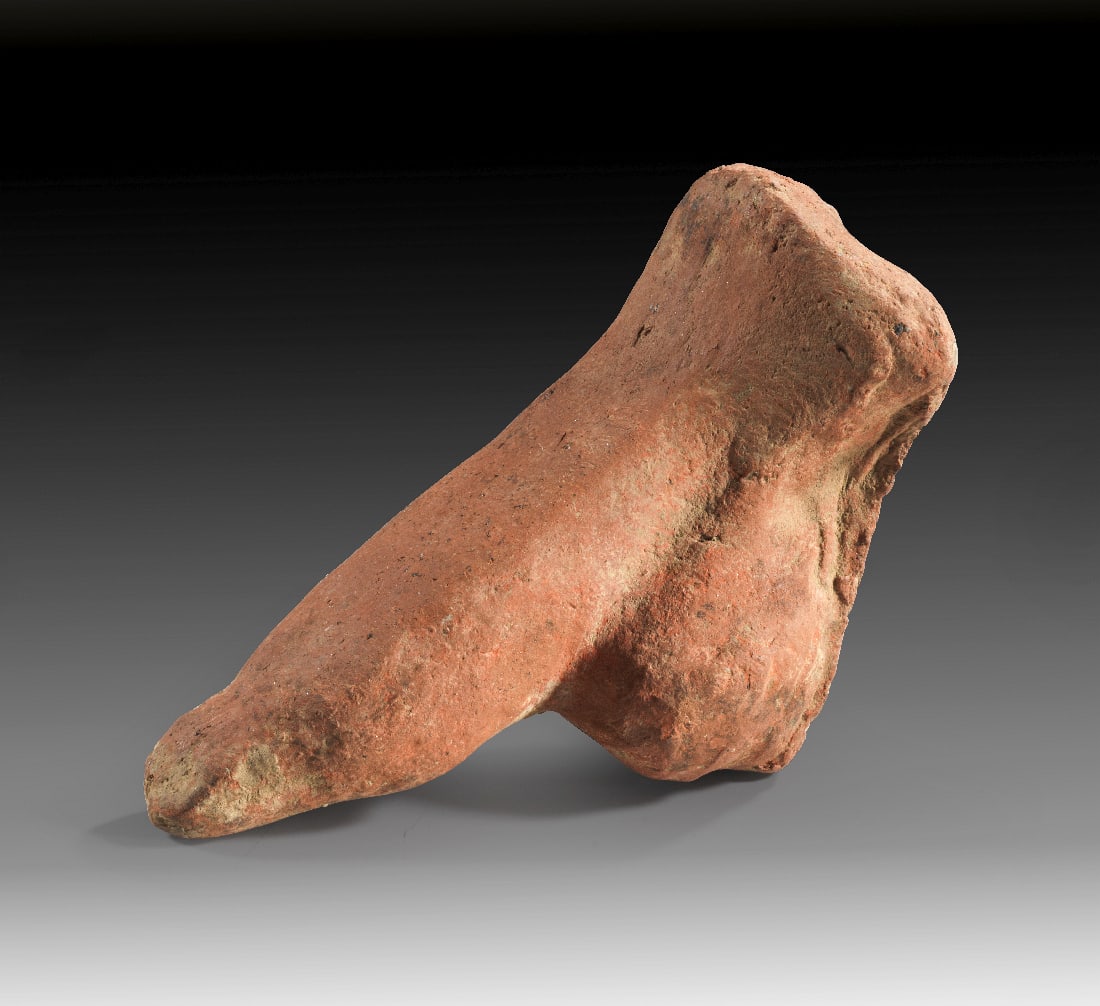 Etruskisches Votiv in Form von einem Phallus.: Etruskisches Votiv in Form von einem Phallus. 3. - 2. Jh. v. Chr. 13,6 x 6,4cm. Handgeformt aus braunem Ton. Mit Kopie des Lieferscheines von 1982! Intakt. Provenienz: Ex Sammlung A. M., Ascona /