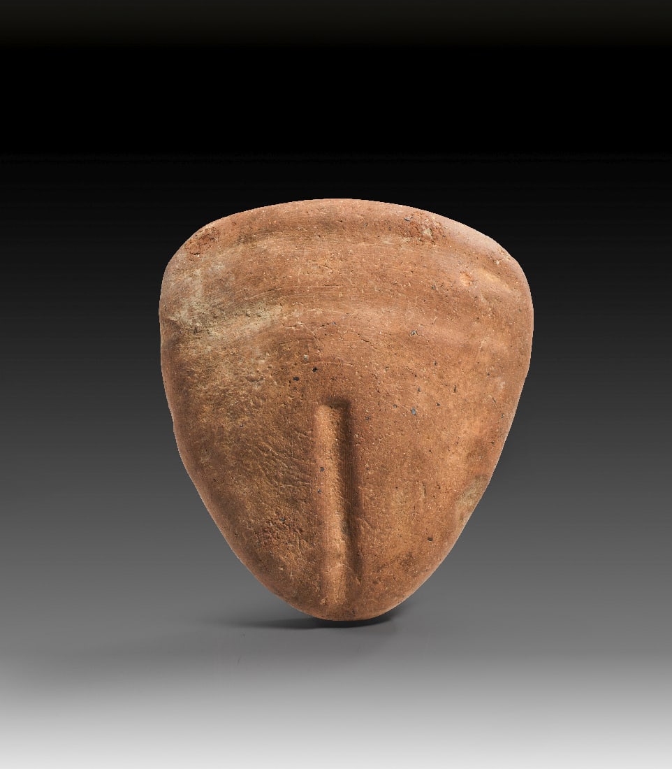 Etruskisches Votiv in Form von einer Vulva.: Etruskisches Votiv in Form von einer Vulva. 3. - 2. Jh. v. Chr. 8,7 x 7,7cm. Einseitig matrizengeformt aus braunem Ton. Mit Kopie des Lieferscheines von 1982! Intakt. Provenienz: Ex Sammlung A. M.,
