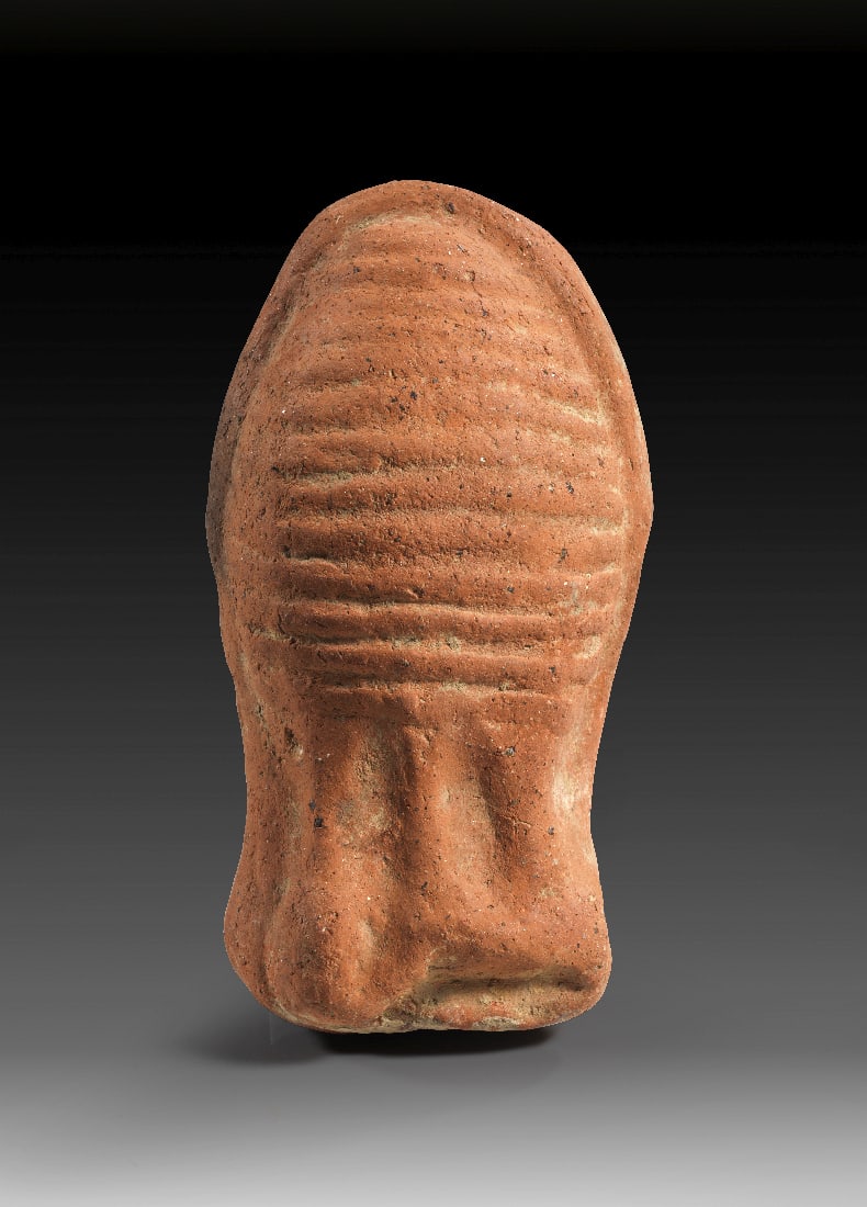 Etruskisches Votiv in Form von einem Uterus.: Etruskisches Votiv in Form von einem Uterus. 3. - 2. Jh. v. Chr. 12,7 x 6,6cm. Einseitig matrizengeformt aus braunem Ton. Mit Kopie des Lieferscheines von 1982! Intakt. Provenienz: Ex Sammlung A. M.,