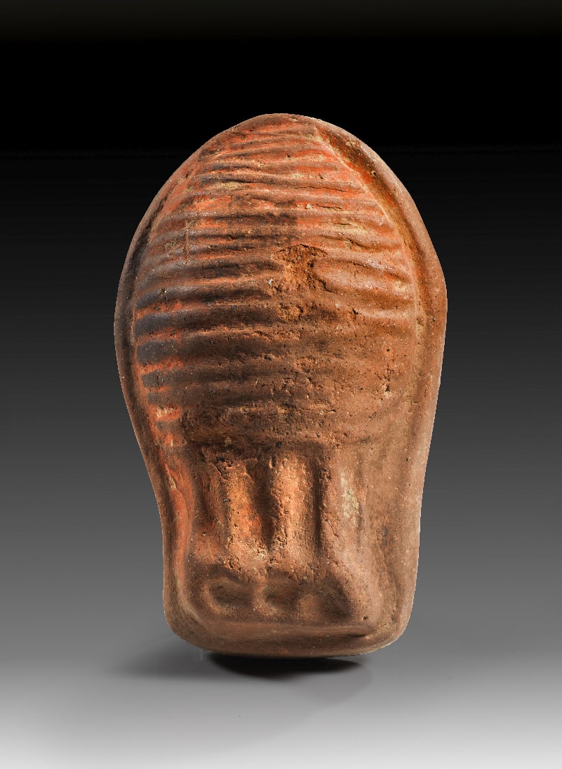 Etruskisches Votiv in Form von einem Uterus.: Etruskisches Votiv in Form von einem Uterus. 3. - 2. Jh. v. Chr. 12,1 x 7,5cm. Einseitig matrizengeformt aus braunem Ton. Mit Kopie des Lieferscheines von 1982! Winzige Absplitterungen an der