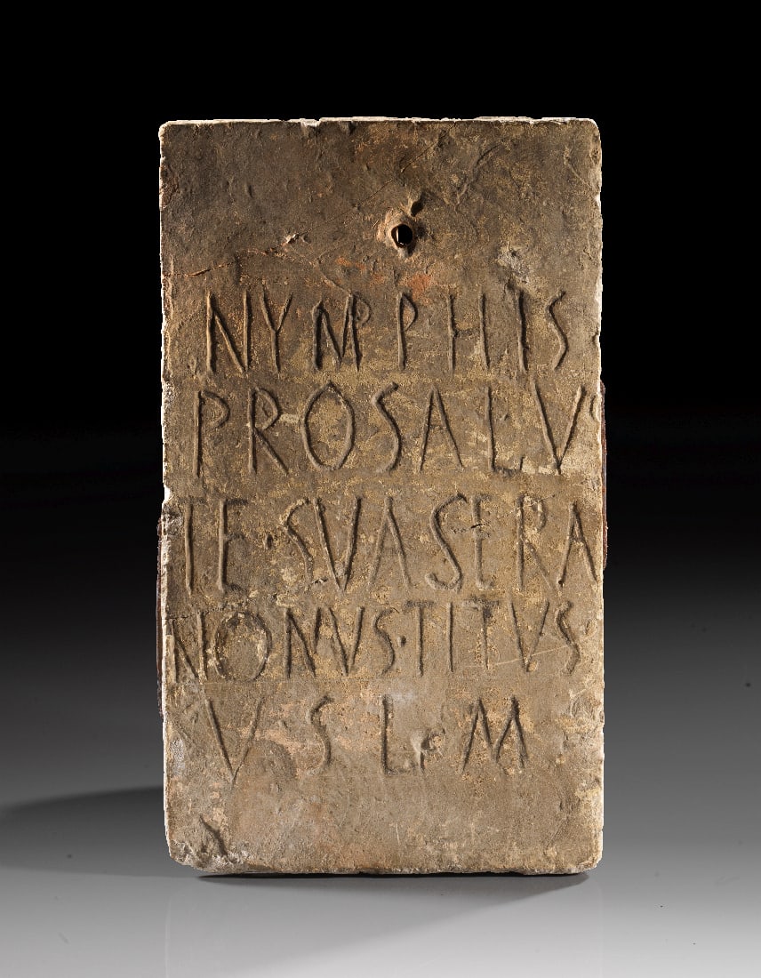 Roemische Weihtafel eines Nonus Titus an die Nymphen.: Roemische Weihtafel eines Nonus Titus an die Nymphen. Burdigala in der Gallia Aquitania, 1. - 3. Jh. n. Chr. 36,2 x 21,2 x 2,8cm. Beige Terrakotta. In fuenf Zeilen NYMPPHIS / PROSALV/TE SVA SERA /