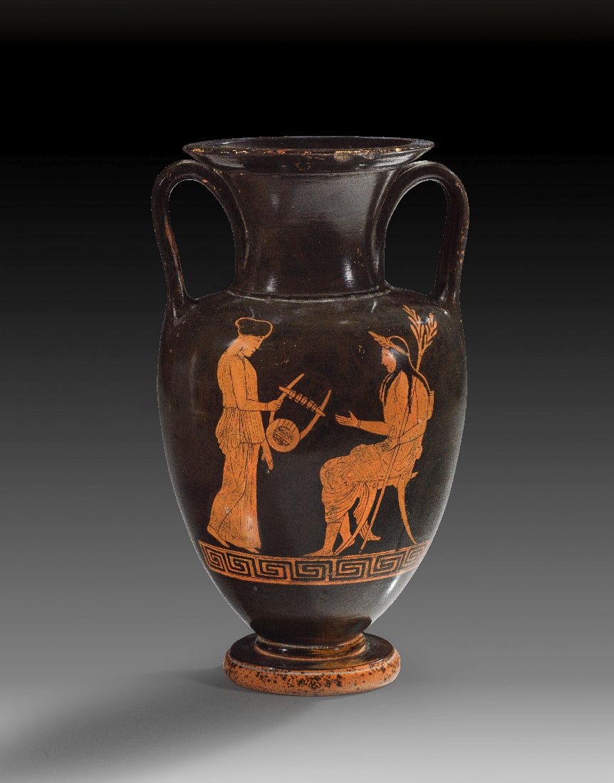 Attische rotfigurige nolanische Amphora nahe der Polygnot-Gruppe.: Attische rotfigurige nolanische Amphora nahe der Polygnot-Gruppe. 450 - 430 v. Chr. H 22,8cm, B mit Henkeln 13,3cm. Die Vorderseite zeigt die Muse der Liebesdichtung Erato mit Lyra vor dem