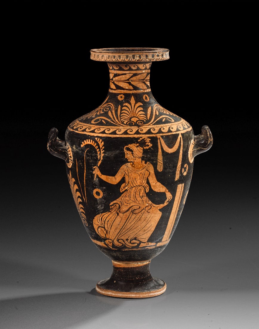 Spaetlukanische rotfigurige Hydria des Primato-Malers.: Spaetlukanische rotfigurige Hydria des Primato-Malers. Um 330 v. Chr. H 32,1cm, B mit Henkeln 21,2cm, ? Koerper 16,8cm. Im Bildfeld eine nach rechts eilende junge Frau mit Palmzweigen bekleidet mit
