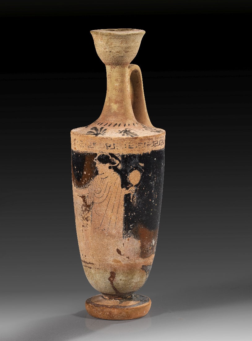 Rotfigurige attische Lekythos des Aischines-Malers.: Rotfigurige attische Lekythos des Aischines-Malers. 460 - 450 v. Chr. H 21,2cm. Junge Frau in Chiton und Himation mit Spiegel in ihrer Linken haelt eine Schale ueber einen Altar. Auf der Schulter schw