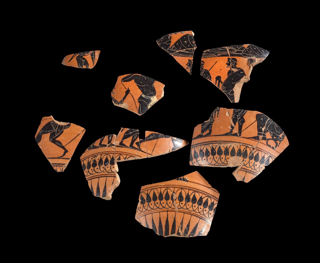 Fragmente eines attischen schwarzfigurigen Stamnos des Michigan-Malers.: Fragmente eines attischen schwarzfigurigen Stamnos des Michigan-Malers. 520 - 510 v. Chr. Gehoert zur Perizoma-Gruppe. 6,5 bis 16,8cm. Acht Teile, zusammengesetzt aus einmal sieben, einmal sechs,