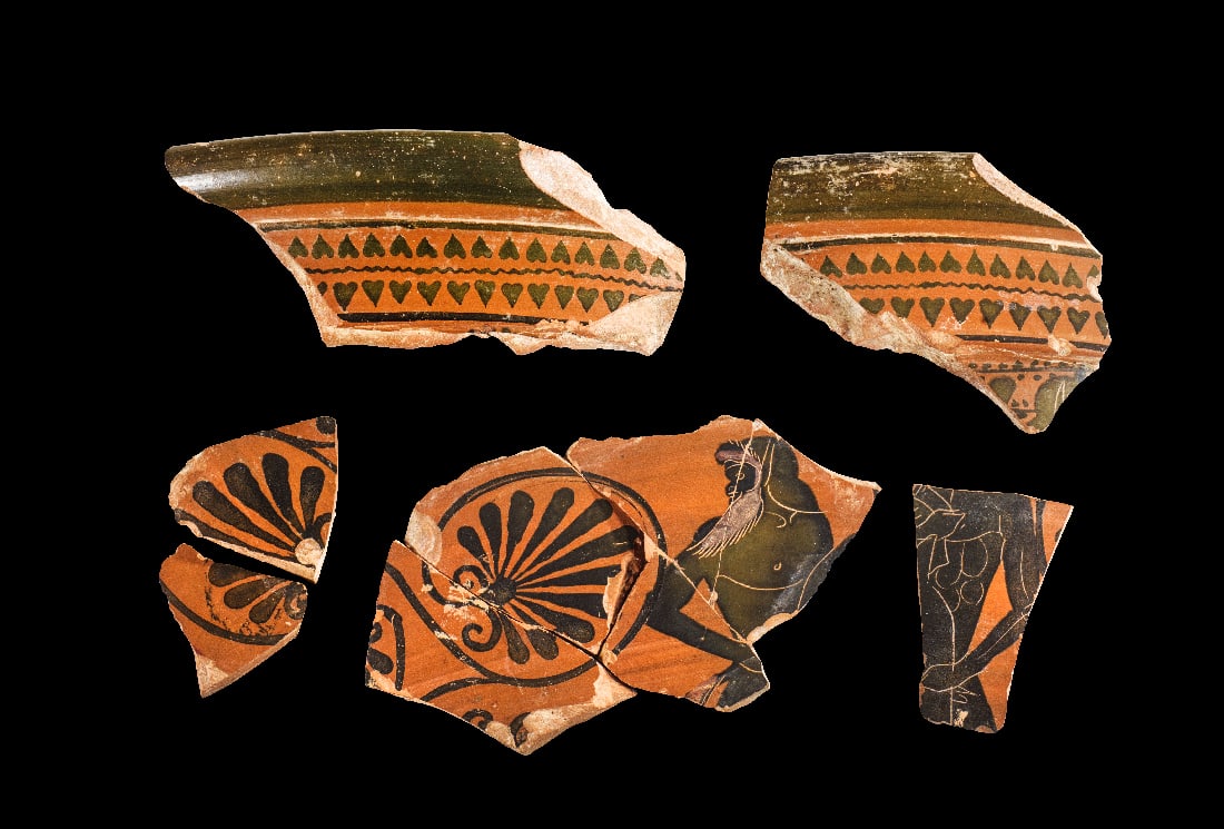 Fragmente eines attischen schwarzfigurigen Kelchkraters, nahe dem Rycroft-Maler.: Fragmente eines attischen schwarzfigurigen Kelchkraters, nahe dem Rycroft-Maler. 510 - 500 v. Chr. 4,1 bis 15,8cm. 13 Teile, zusammengesetzt aus dreimal drei und einmal zwei Fragmenten. Dazu neun