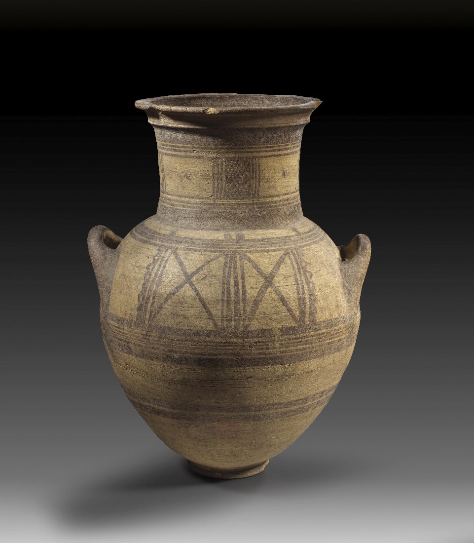 Schulterhenkelamphora der Bichrome III-Ware.: Schulterhenkelamphora der Bichrome III-Ware. oestlicher Mittelmeerraum, geometrisch II, 850 - 750 v. Chr. H 50,7cm, ? 35,6cm. Beiger Ton mit dunkelvioletter Bemalung. Ovoider Corpus auf Ringfuss mit g