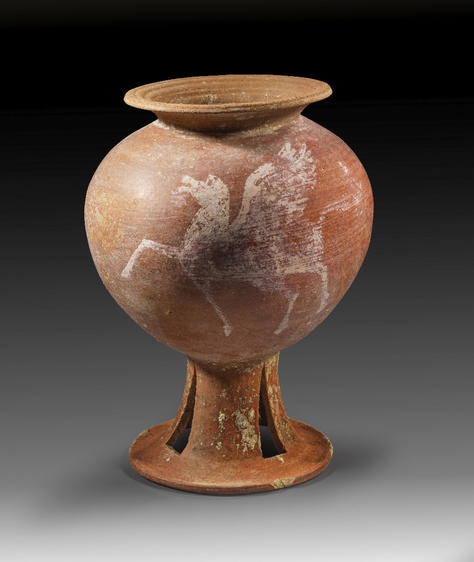 Etruskische Olla auf hohem Fuss mit figuerlichem Dekor.: Etruskische Olla auf hohem Fuss mit figuerlichem Dekor. Fruehes 7. Jh. v. Chr. H 31,3cm, ? 23,1cm. Rotbraunes Impasto. Auf einem durchbrochen gearbeiteten konischen Fuss kugeliges Gefaess mit auskrage