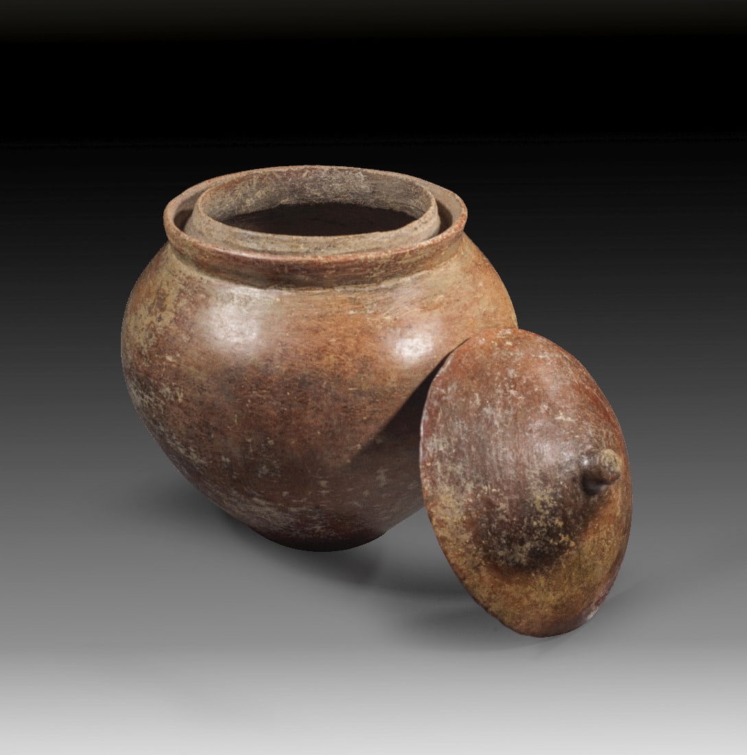 Fruehetruskischer Holmos mit Deckel.: Fruehetruskischer Holmos mit Deckel. 675 - 625 v. Chr. H 24,4cm, ? 27,9cm. Kugeliges Weinmischgefaess aus braunem Impasto mit zweifachem Rand als Fuehrung fuer den konvexen Deckel. Normalerweise stand