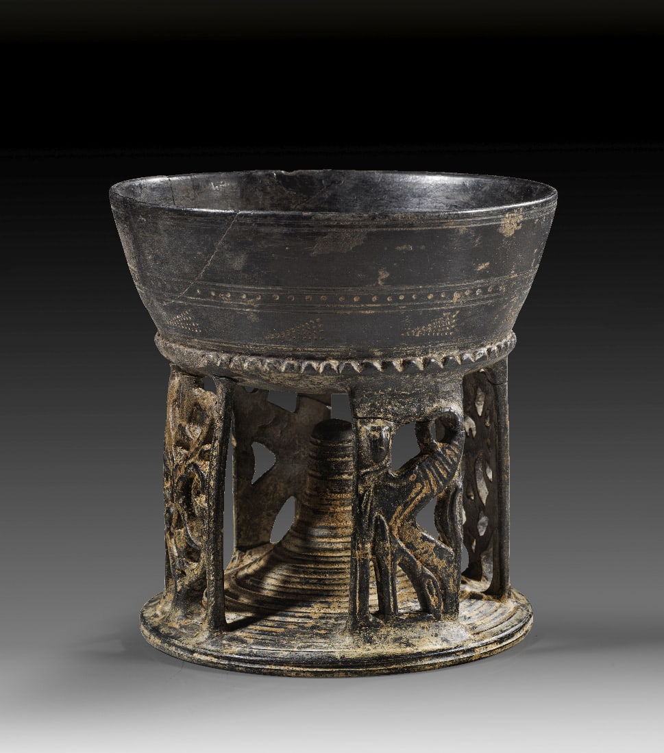 Etruskischer Karyatidenkelch aus Bucchero.: Etruskischer Karyatidenkelch aus Bucchero. 620 - 580 v. Chr. H 18,8cm, ? 18,8cm. Bucchero Pesante. Konischer Kelch mit Omphalos und geritztem Strahlenkranz im Inneren auf vier durchbrochenen Stuetzen,