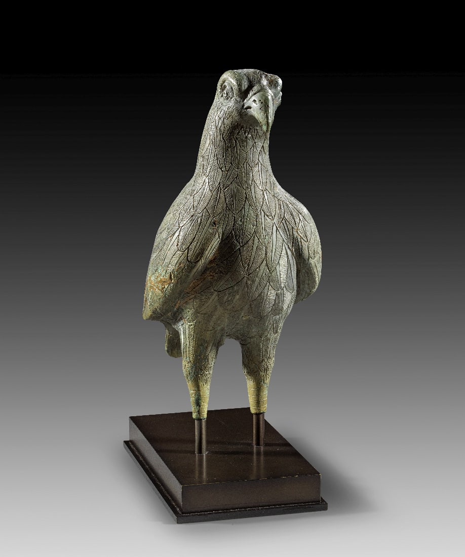 Bronzeadler.: Bronzeadler. Spaetantik - fruehbyzantinisch, 5. - 10. Jh. n. Chr. bzw. fruehmittelalterlich. Bronzevollguss, H 33cm L 32cm. Ruhig stehender Greifvogel mit leicht geneigtem Kopf und eingeklappten