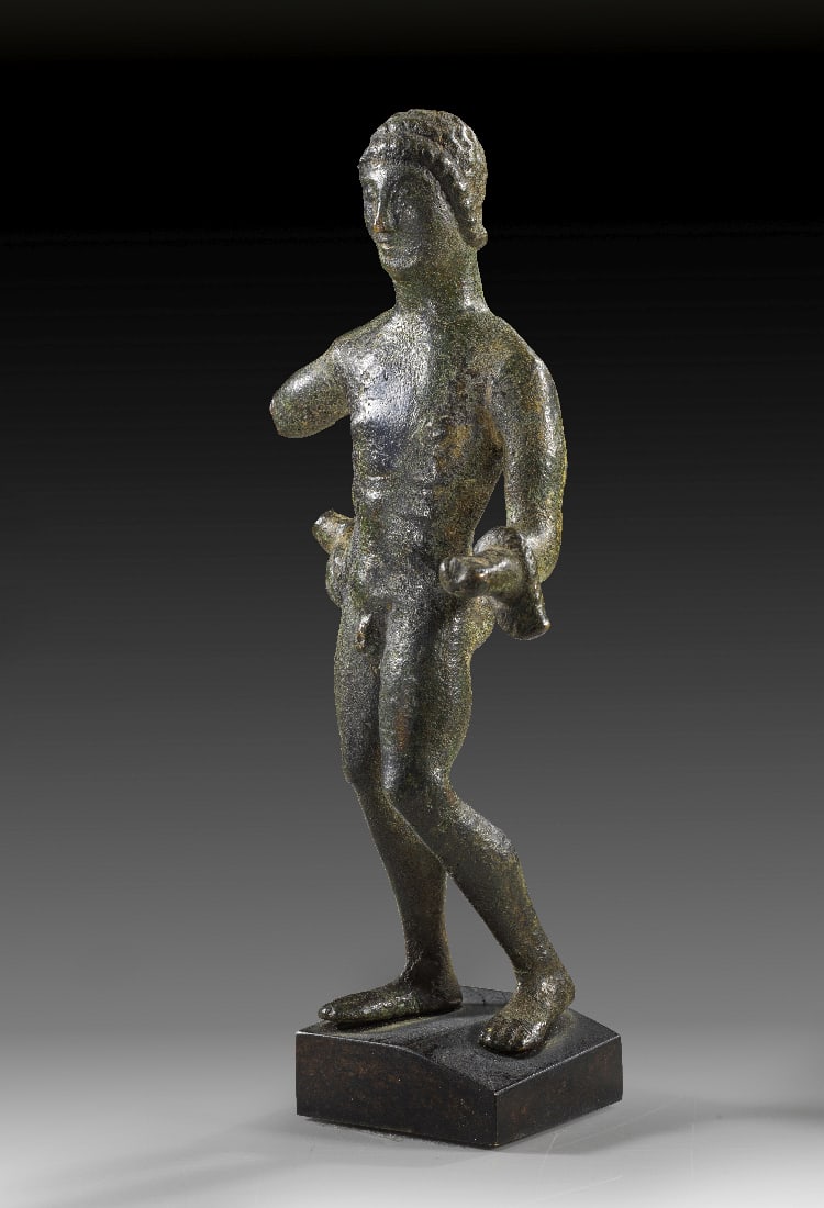 Bronzestatuette des Herakles.: Bronzestatuette des Herakles. Etruskisch, 4. Jh. v. Chr. H 16,5cm (mit Sockel). Vollguss. Kontrapostisch stehende, nackte, maennliche Figur, den rechten Arm auf der Huefte aufgestuetzt, den linken