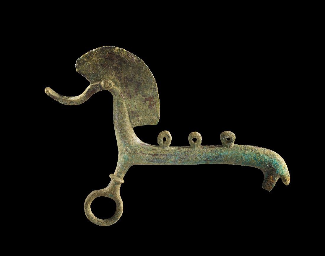 Pferdetrense der Villanova-Kultur.: Pferdetrense der Villanova-Kultur. 8. - 7. Jh. v. Chr. H 13,4cm, L 17,4cm. Seitenteil einer Trense in Form eines stilisierten Pferdes mit grosser Maehne und Knopfaugen. Auf dem Ruecken drei kleine und