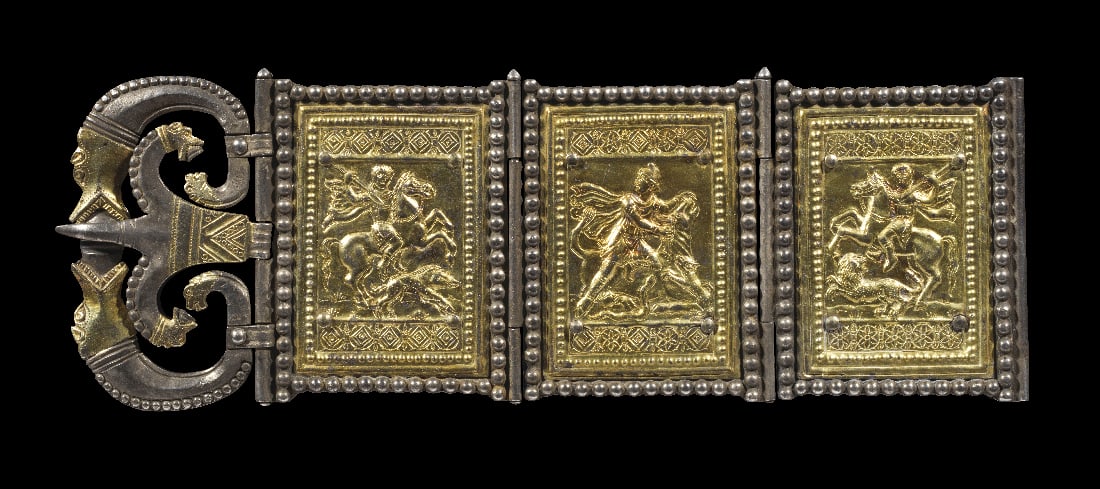 Fantastischer silberner Guertelbeschlag.: Fantastischer silberner Guertelbeschlag. Roemische Kaiserzeit, 4. Jh. n. Chr. H 7,8cm, B 22,9cm. Der praechtige, wohl einem hohen Offizier gehoerende Guertelbeschlag besteht aus drei beweglichen,