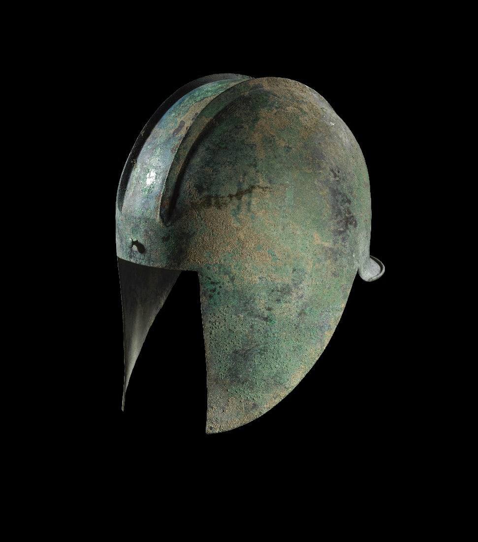 Illyrischer Helm.: Illyrischer Helm. Griechisch, Mitte 6. - 4. Jh. v. Chr. H 26cm. Bronze. Auf der runden Kalotte zwei Grate fuer den Helmbusch, der an der Vorderseite an einem Nagel befestigt war. Unten an den Spitzen