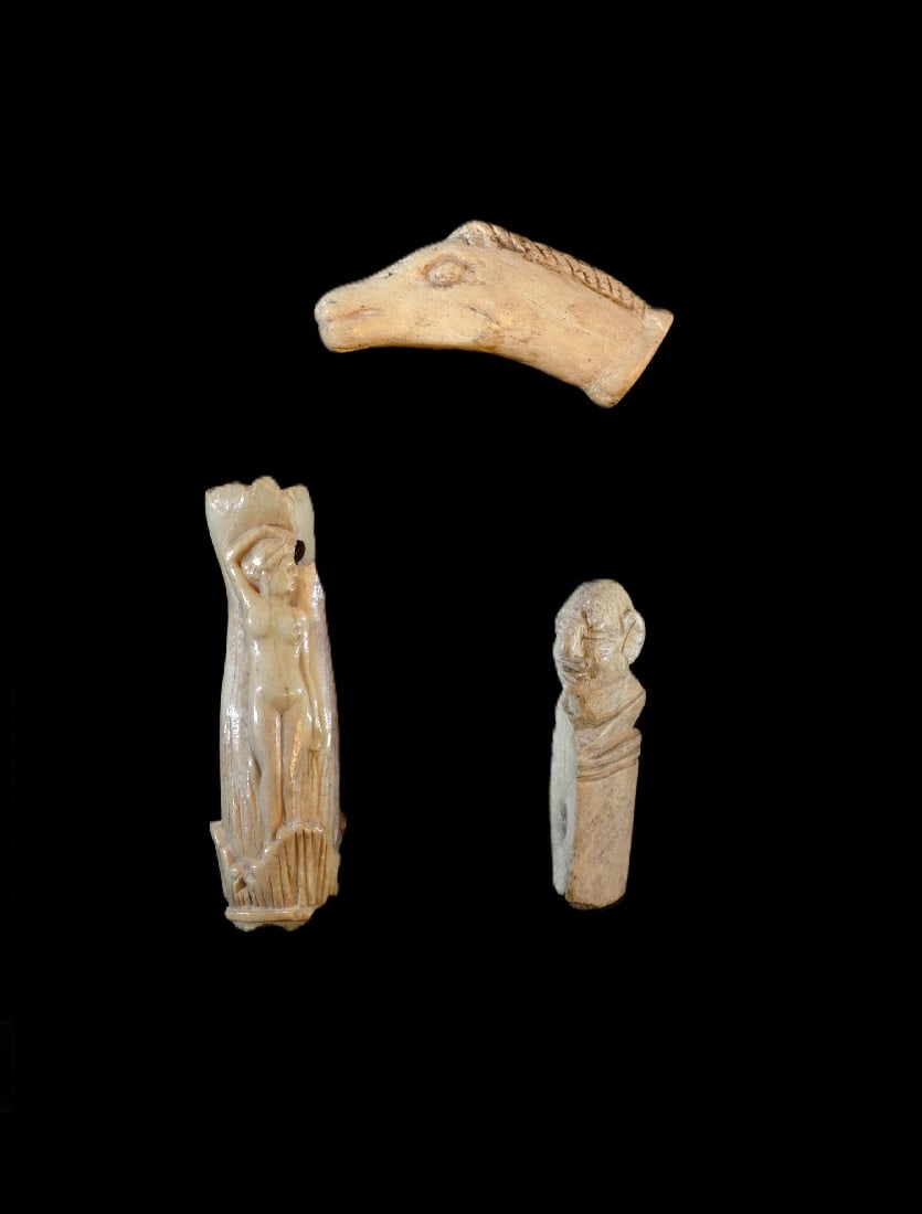 Sammlung Griffe aus Bein.: Sammlung Griffe aus Bein. Roemisch, 2. - 3. Jh. n. Chr. a) L 5,5cm. Pferdekopf, am Hals Bohrloch. Winziges Fragment am Bohrloch fehlt. b) L 7,5cm. Dargestellt ist eine Venus im Blattkelch, die ihren