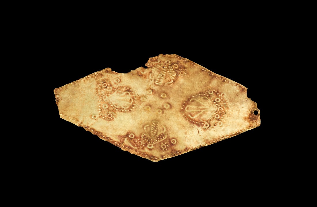 Pektoral mit floralem Muster.: Pektoral mit floralem Muster. Mykenisch, 17. - 11. Jh. v. Chr. 11,12g, L 11,5cm, H 6,5cm. Rautenfoermiges Goldblech mit zwei Loechern an den Ecken zur Aufhaengung. Dekoriert mit gepunzten, floralen