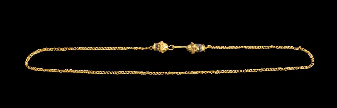 Goldkette mit Loewenkopfverschluss.: Goldkette mit Loewenkopfverschluss. Hellenistisch, 2. - 1. Jh. v. Chr. 4,73g, L ca. 34cm. Fuchsschwanzkette mit einem Verschluss, der beidseitig aus einem Loewenkopf mit anschliessender Glasperle best