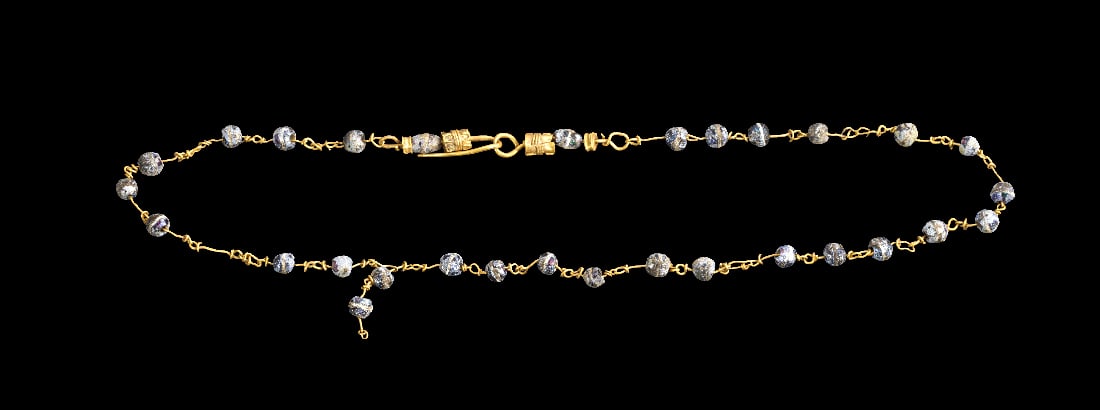 Goldkette mit Glasperlen.: Goldkette mit Glasperlen. Roemisch, 1. - 2. Jh. n. Chr. 6,01g, L ca. 36cm. Aus Golddrahtelementen und blauen Glasperlen. Gold! Intakt. Provenienz: Ex bayerische Privatsammlung F.U., erworben in den 19