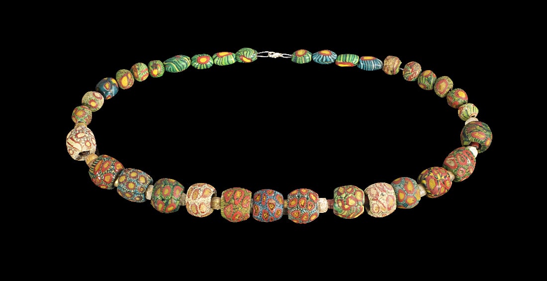 Halskette aus antiken bunten Glasperlen.: Halskette aus antiken bunten Glasperlen. Islamisch, 1000 - 1300 n. Chr. L ca. 59cm, ? der Perlen 9 bis 22mm. Grosse kugelige sowie kleinere laengsovale Perlen mit Augen, dazwischen einige kleine