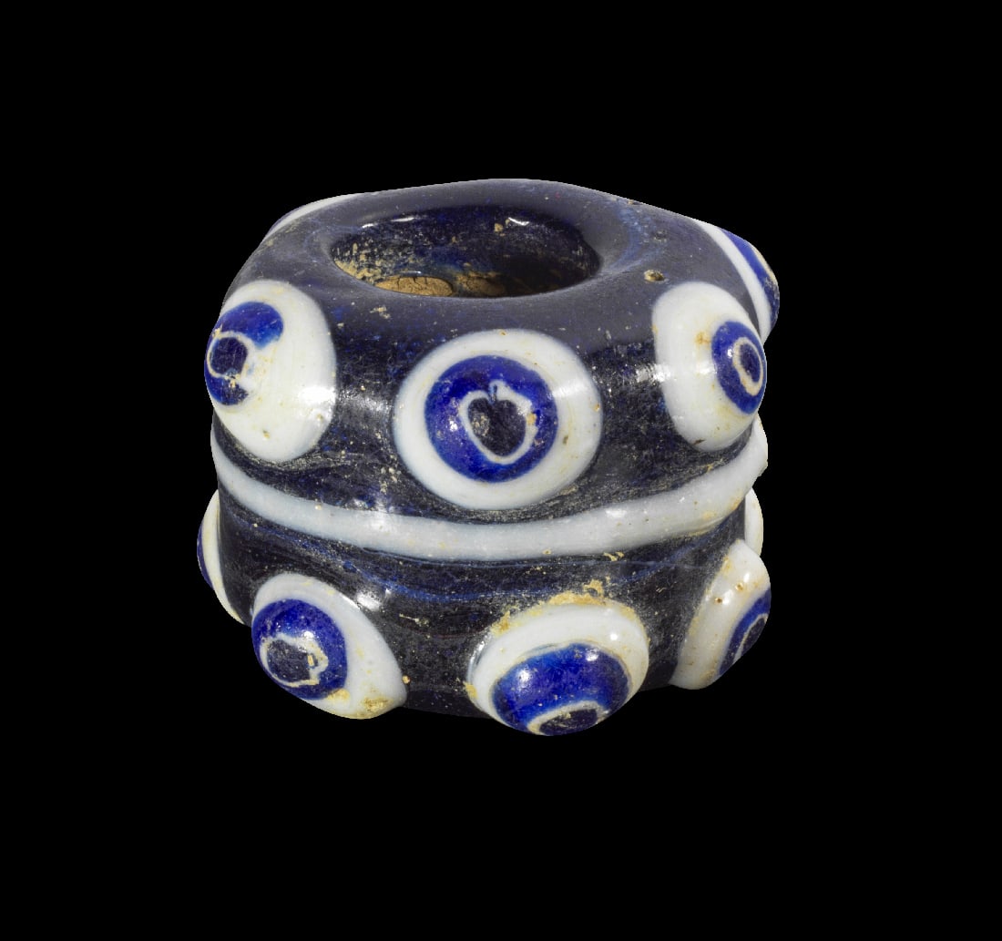 Grosse Glasperle mit Augen.: Grosse Glasperle mit Augen. Phoenizisch, 4. - 3. Jh. v. Chr. H 2,6cm, ? 3,6cm. Ringfoermig und aus dunkelblauem Glas, Augen aus weissem und dunkelblauem Glas. Intakt. Provenienz: Ex Privatsammlung G. 