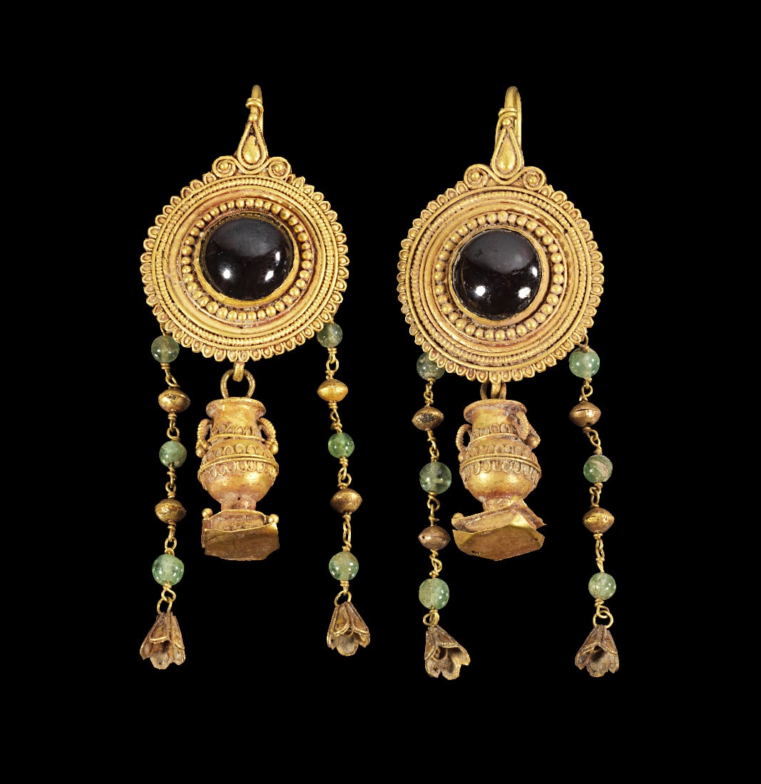 Paar herrlicher griechischer Scheibenohrringe aus Gold mit Granat.: Paar herrlicher griechischer Scheibenohrringe aus Gold mit Granat. Hochhellenistisch, 2. Jh. v. Chr. 16,15g. H mit Buegel und Pendilien 7,1cm, ? der Scheibe 2,4cm. Scheiben aus getriebenem Goldblech,