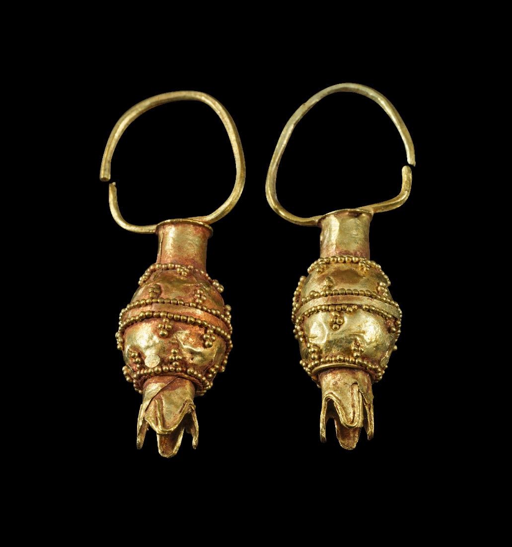 Paar Goldohrringe mit Granataepfeln.: Paar Goldohrringe mit Granataepfeln. oestliches Mittelmeergebiet, 1. Haelfte 1. Jt. v. Chr. 4,60g, L 4,3cm. Buegelohrringe mit einem starren Anhaenger in Form eines Granatapfels, der mit Granulat