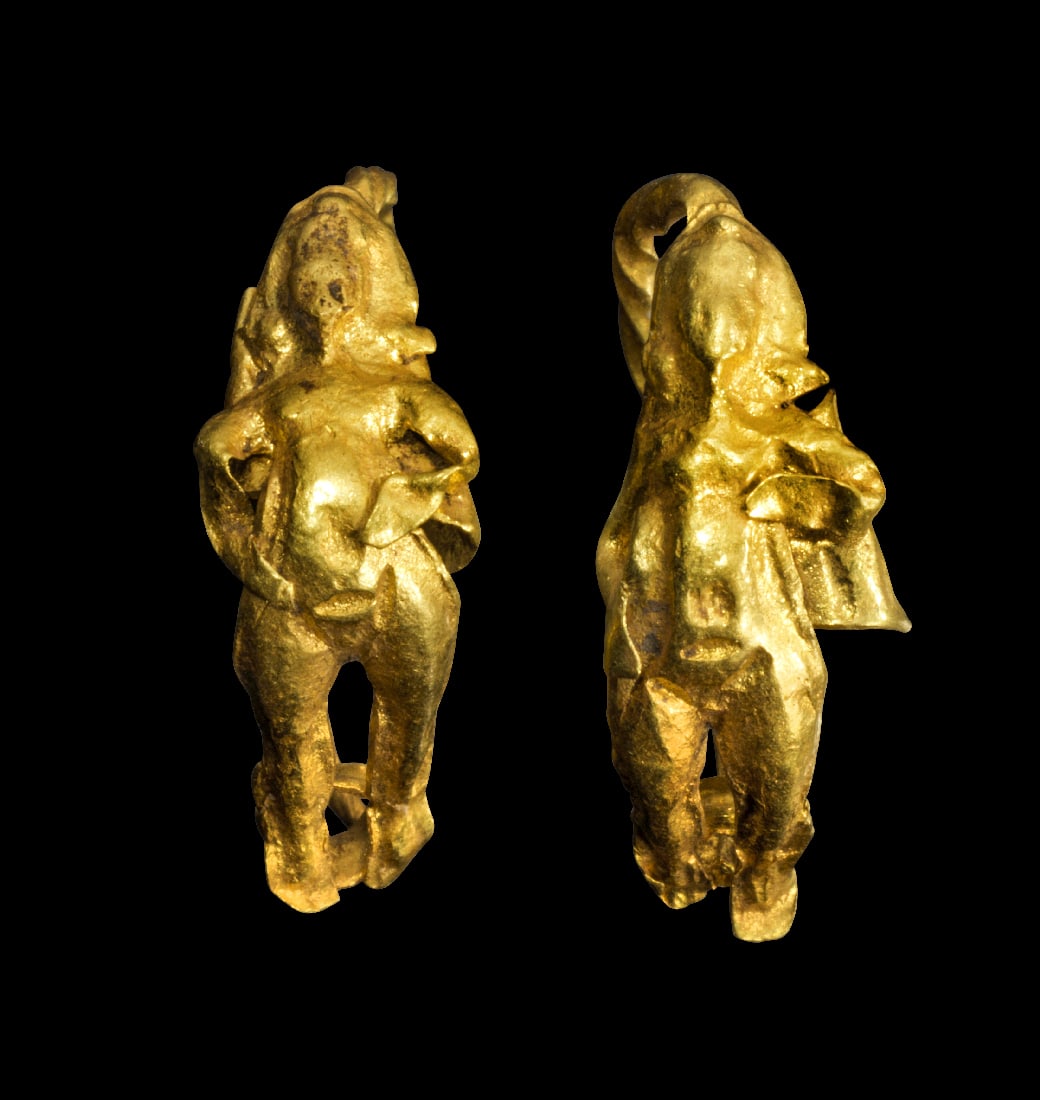 Paar goldene Erotenohrringe.: Paar goldene Erotenohrringe. Roemisch, 1. - 2. Jh. n. Chr. 2,16g, ? ca. 1,5cm. Ohrringe mit einem Buegel aus tordiertem Golddraht, auf dem ein gefluegelter Erote aus gepraegter Goldfolie befestigt