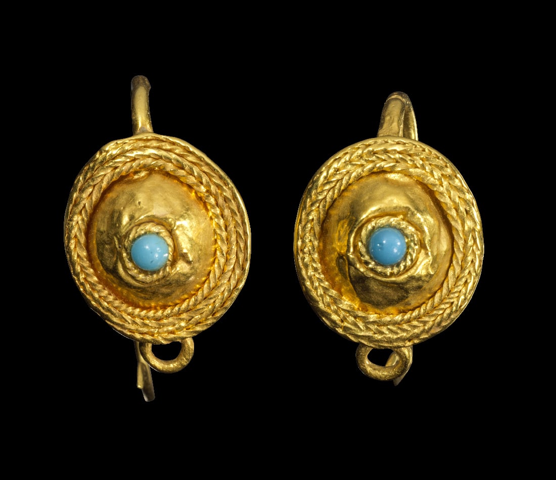 Paar Goldohrringe mit Tuerkis.: Paar Goldohrringe mit Tuerkis. Roemisch, 2. - 3. Jh. n. Chr. 3,69g, L 2,3 u. 2,8cm. Buegelohrringe mit einem gewoelbten Schild, der mit pseudo-tordiertem Draht verziert ist und in der Mitte einen