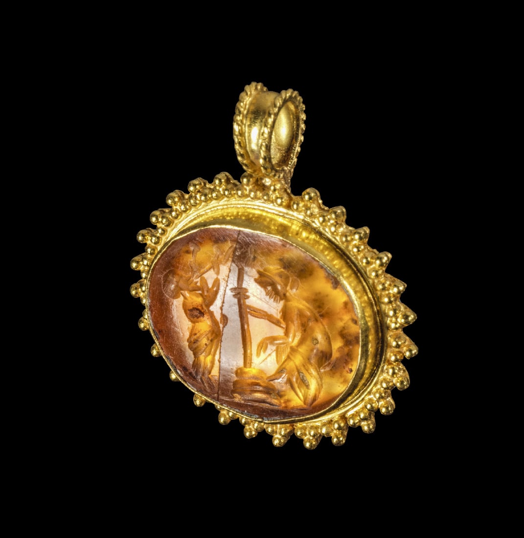 Moderner Goldanhaenger mit Karneolgemme.: Moderner Goldanhaenger mit Karneolgemme. Gemme, roemisch, 2. - 3. Jh. n. Chr., Anhaenger modern. 3,56g, ? 2cm. Ovale Gemme aus orangem Karneol, auf dem Intaglio Pan, der die Doppelfloete spielt und
