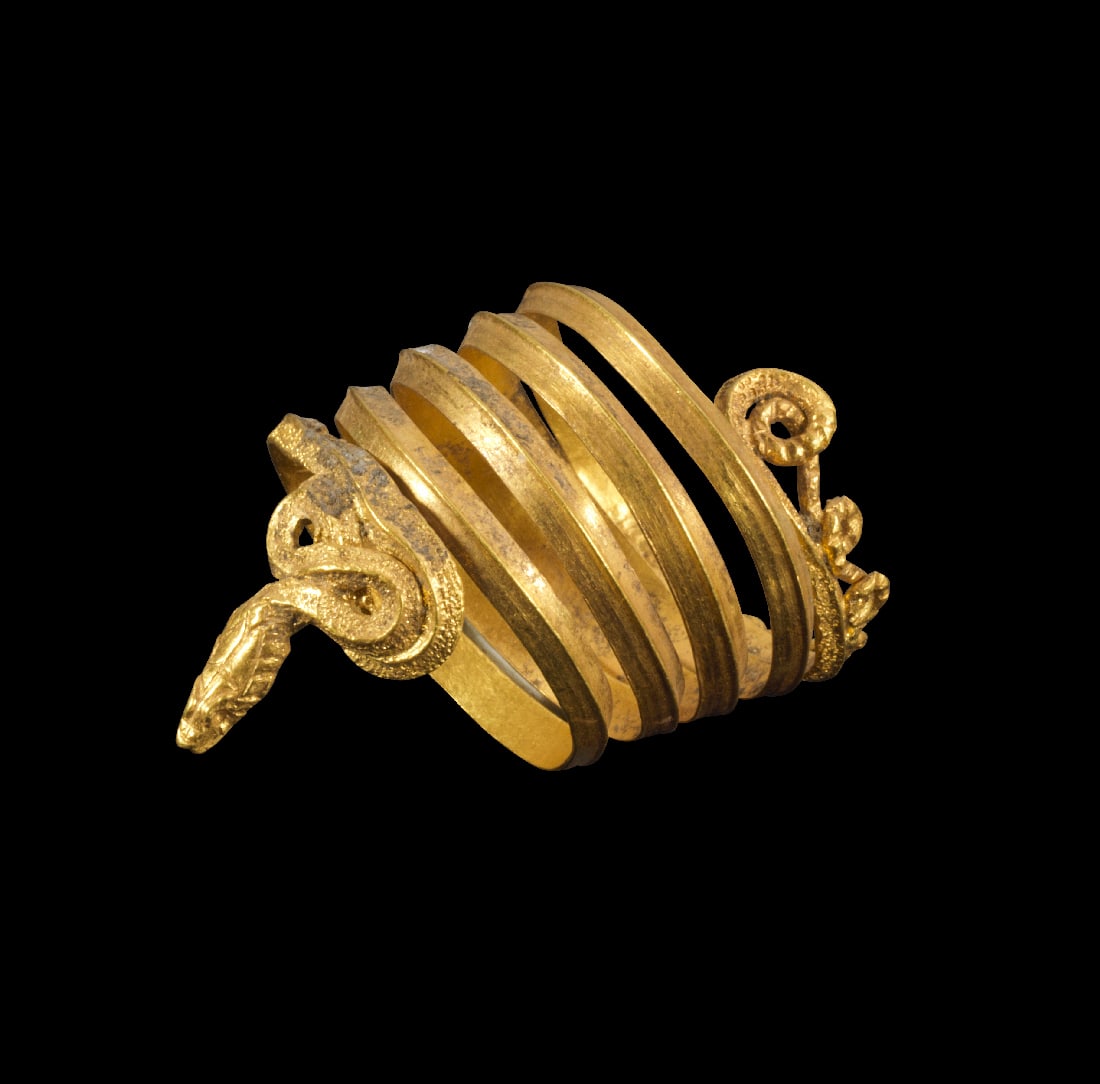 Schlangenring.: Schlangenring. Roemisch, 1. Jh. v. - 1. Jh. n. Chr. 8,49g, Ringgroesse 51. Aus einem Blechband mit Mittelgrat geformt, zu einer fuenflaeufigen Spirale gewunden, das Ende scharf nach hinten gerollt und