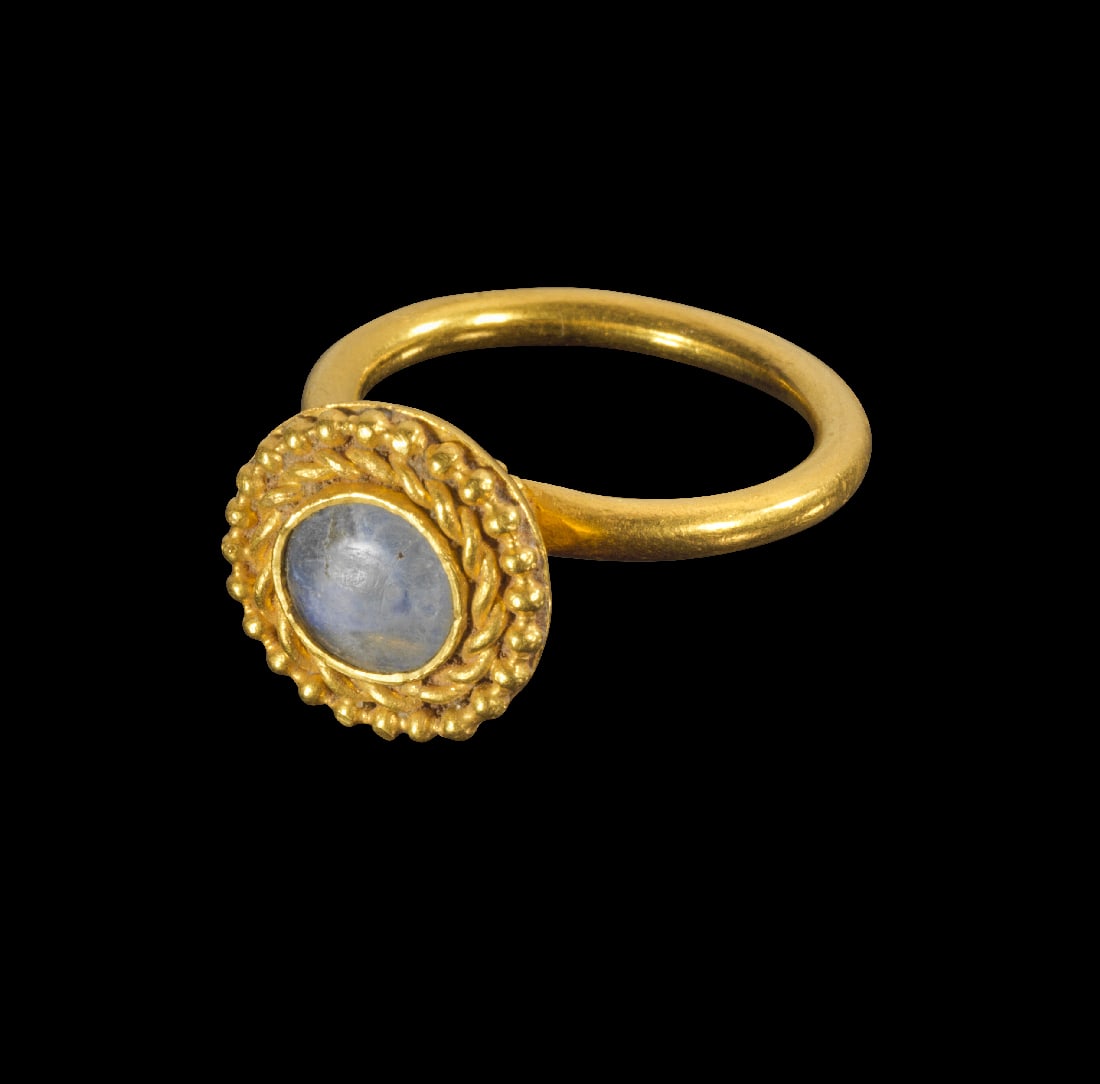 Goldring mit Bergkristall.: Goldring mit Bergkristall. Byzantinisch, 6. - 7. Jh. n. Chr. 9,19g, Ringgroesse 54. Schiene aus Golddraht mit kegelfoermiger Fassung, in der ein leicht gewoelbter Bergkristall umgeben von Perl- und ps