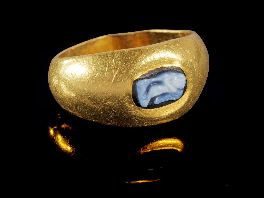Kinder-Goldring mit Cameo aus Lagenachat.: Kinder-Goldring mit Cameo aus Lagenachat. Roemisch, 3. Jh. n. Chr. 7,06g, Ringgroesse 46. Schmale, nach aussen konvexe, nach oben breiter werdende Schiene, auf der Platte eingelassen ein Cameo aus