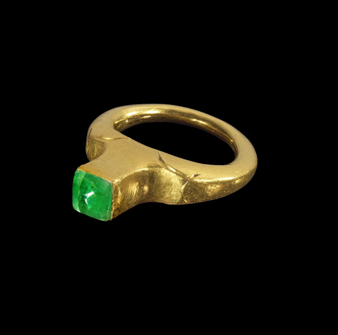 Goldener Kindering mit Smaragd.: Goldener Kindering mit Smaragd. Roemisch, 2. - 3. Jh. n. Chr. 4,44g, Ringgroesse 47-48. Schmale, nach oben breiter werdende Schiene mit leichtem Schulterknick und hoher Kastenfassung, in der ein