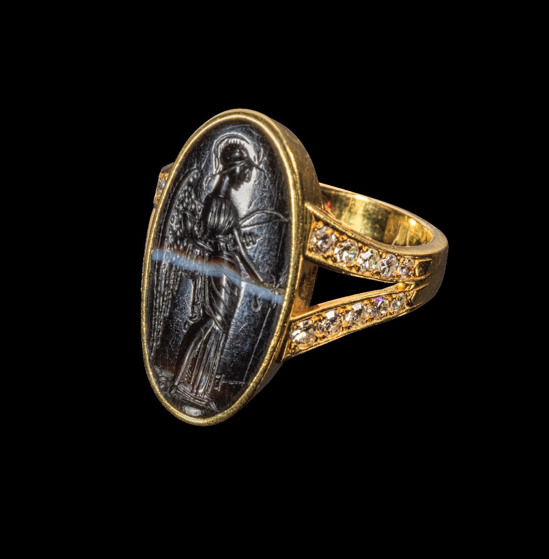 Moderner Goldring mit Streifenachat-Gemme.: Moderner Goldring mit Streifenachat-Gemme. Ring modern, Gemme augusteisch, 27 v. Chr. - 14 n. Chr. 9,03g, Ringgroesse 59. Bandschiene, die sich nach oben hin teilt und eine ovale Fassung haelt. Darin 
