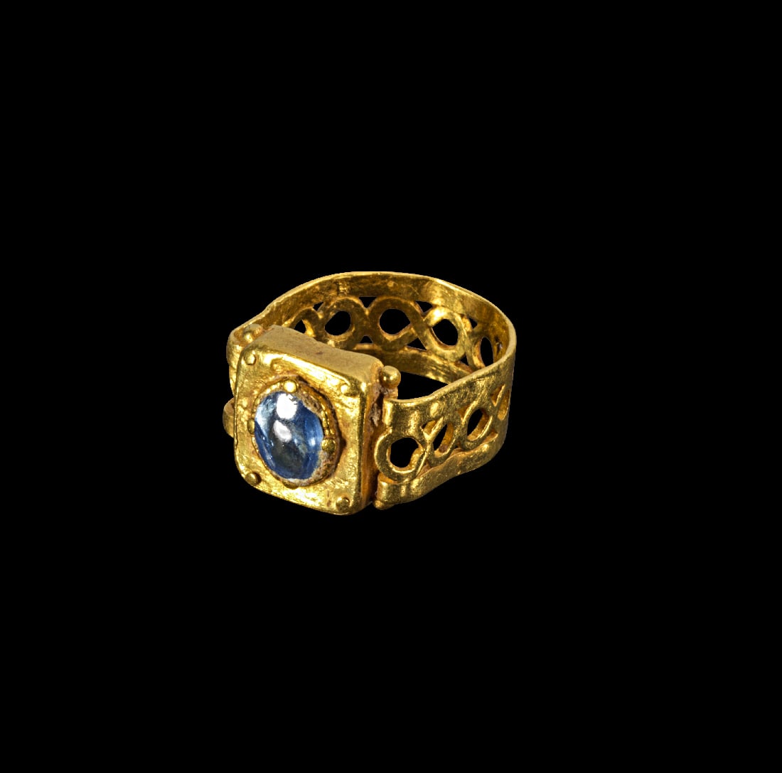 Kinder-Goldring mit Aquamarin.: Kinder-Goldring mit Aquamarin. Roemisch, 3. Jh. n. Chr. 2,44g, Ringgroesse 40. Durchbrochen gearbeitete, gleichmaessig breite Bandschiene (Diatret-Technik) mit einer quadratischen Platte. Darauf in