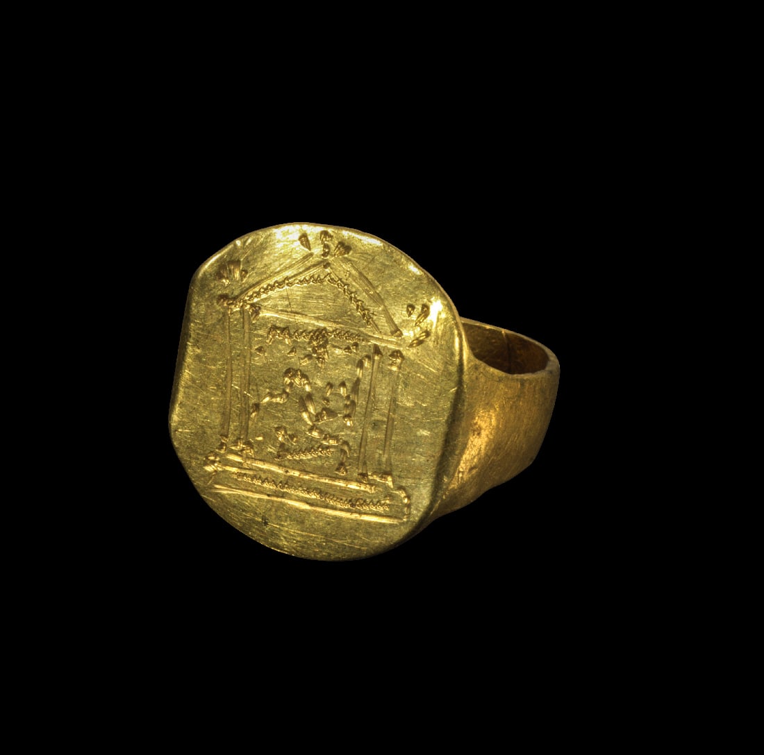 Goldring mit Kultbild.: Goldring mit Kultbild. Roemisch, 2. - 3. Jh. v. Chr. 6,19g, Ringgroesse 53. Gleichmaessig breite Bandschiene, auf der runden Platte eingraviert ein Tempel mit dem Kultbild des sitzenden Jupiter mit