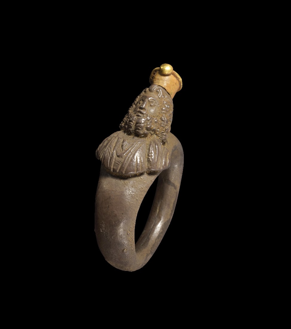 Silberring mit Serapisbueste.: Silberring mit Serapisbueste. Ptolemaeisch oder roemisch, 1. Jh. v. - 1. Jh. n. Chr. Ringgroesse 51. Nach oben breiter werdende, konvexe Schiene, auf der die drapierte Bueste des baertigen Serapis mit