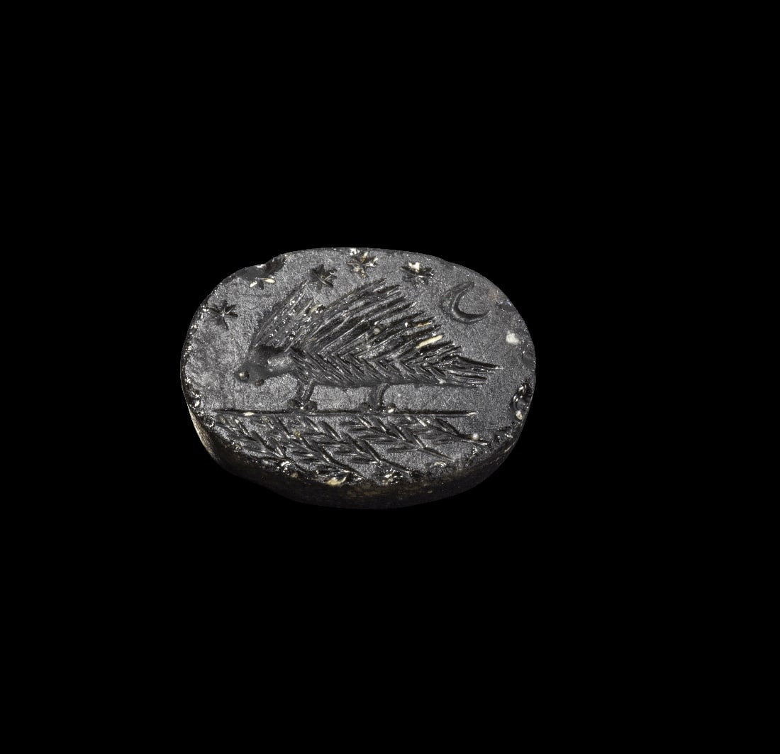 Roemische Gemme aus Glas mit Stachelschwein.: Roemische Gemme aus Glas mit Stachelschwein. Kaiserzeitlich, 2. - 3. Jh. n. Chr. L 1,7cm. Schwarzes Glas wohl Haematit oder Serpentin imitierend. Querovales Intaglio mit einem Stachelschwein,