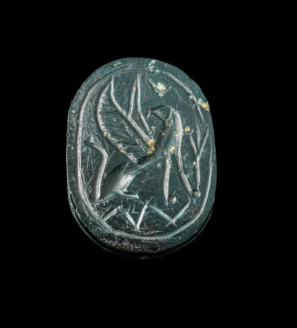 Skarabaeus aus dunkelgruenem Jaspis.: Skarabaeus aus dunkelgruenem Jaspis. Phoenizisch, 9. - 4. Jh. v. Chr. H 1,8cm. Mit Laengsbohrung, auf der Unterseite ein gefluegelter Greif vor einem Strauch. Feine Kratzer auf der Unterseite, intakt.