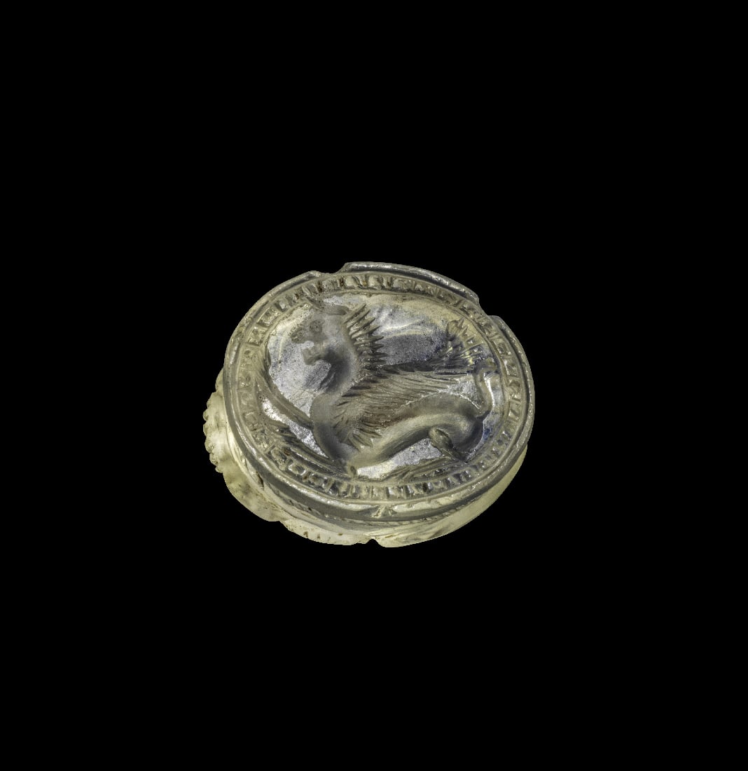 Etruskischer Skarabaeus aus Bergkristall mit Mischwesen.: Etruskischer Skarabaeus aus Bergkristall mit Mischwesen. 4. Jh. v. Chr. L 1,7cm. Laengsseits durchbohrt. Fein ausgearbeitete Details des Kaefers. Auf der Unterseite Intaglio mit einem liegenden geflue