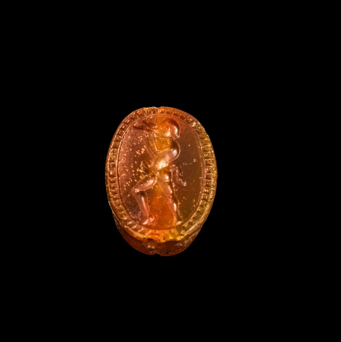 Etruskischer Skarabaeus aus Karneol mit Satyr.: Etruskischer Skarabaeus aus Karneol mit Satyr. 4. Jh. v. Chr. L 1,6cm. Oranger Karneol, laengsseits durchbohrt. Fein ausgearbeitete Details des Kaefers. Auf der Unterseite Intaglio einen Doppelaulos