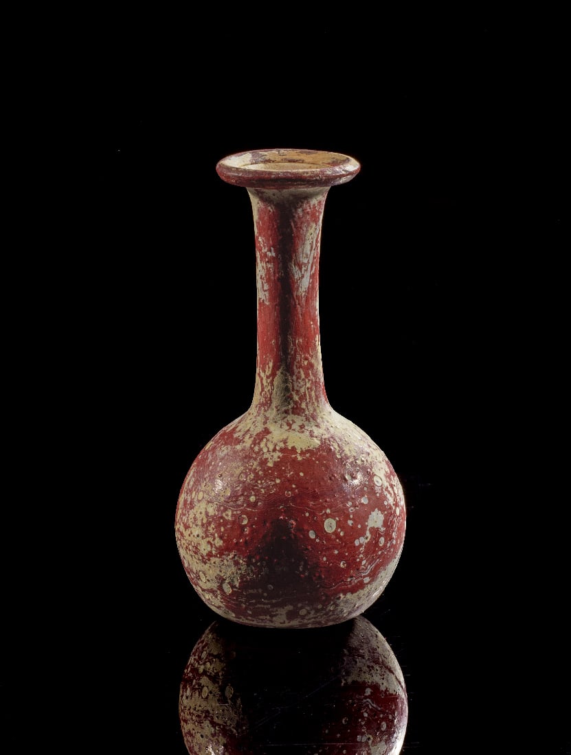 Rote Flasche.: Rote Flasche. oestlicher Mittelmeerraum, roemische Kaiserzeit, wohl 1. - 2. Jh. n. Chr. H 11,5cm. Rotes, opakes Glas (p?te de verre) mit marmorierter Struktur. Schlanker, zylindrischer Hals mit