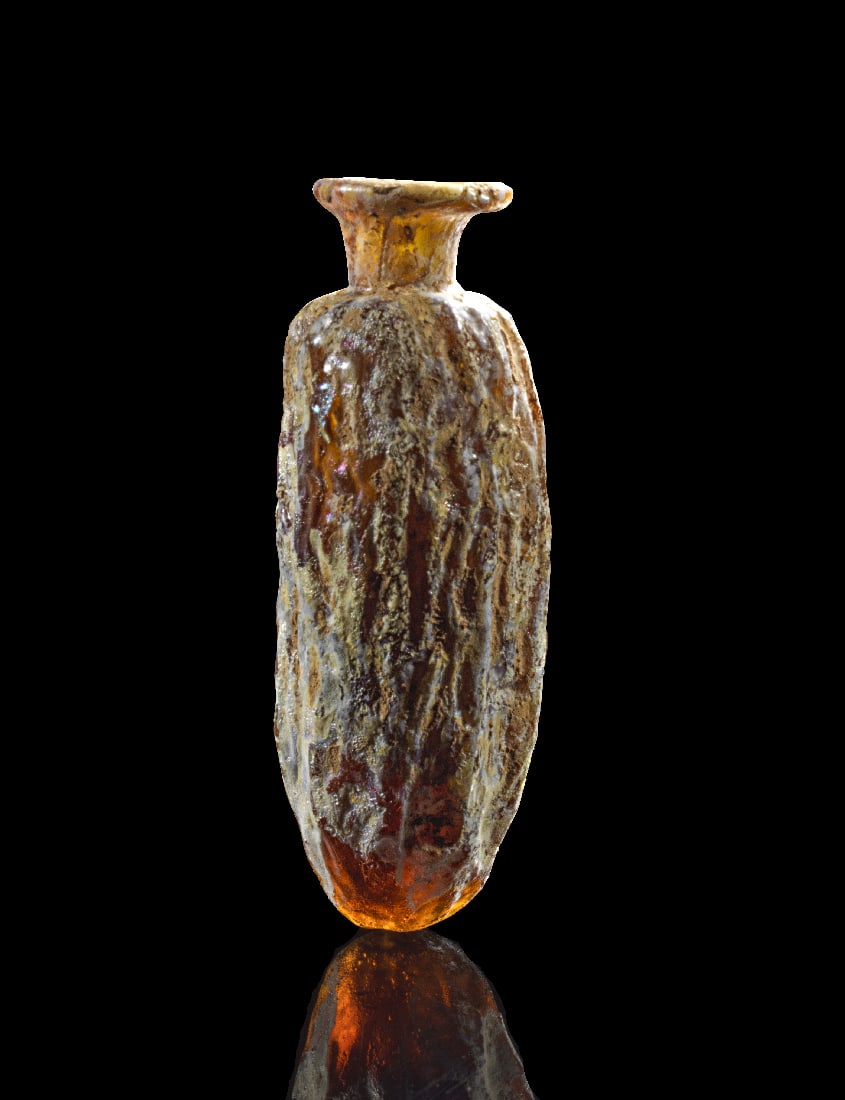 Bernsteinfarbene Dattelflasche.: Bernsteinfarbene Dattelflasche. Roemische Kaiserzeit, 1. - 2. Jh. n. Chr. L 7,3cm. Formgeblasen. Kurzer Hals mit umgeboerdelter Lippe. Herrliche Iris, intakt. Provenienz: Ex collection K.A., Paris, vo