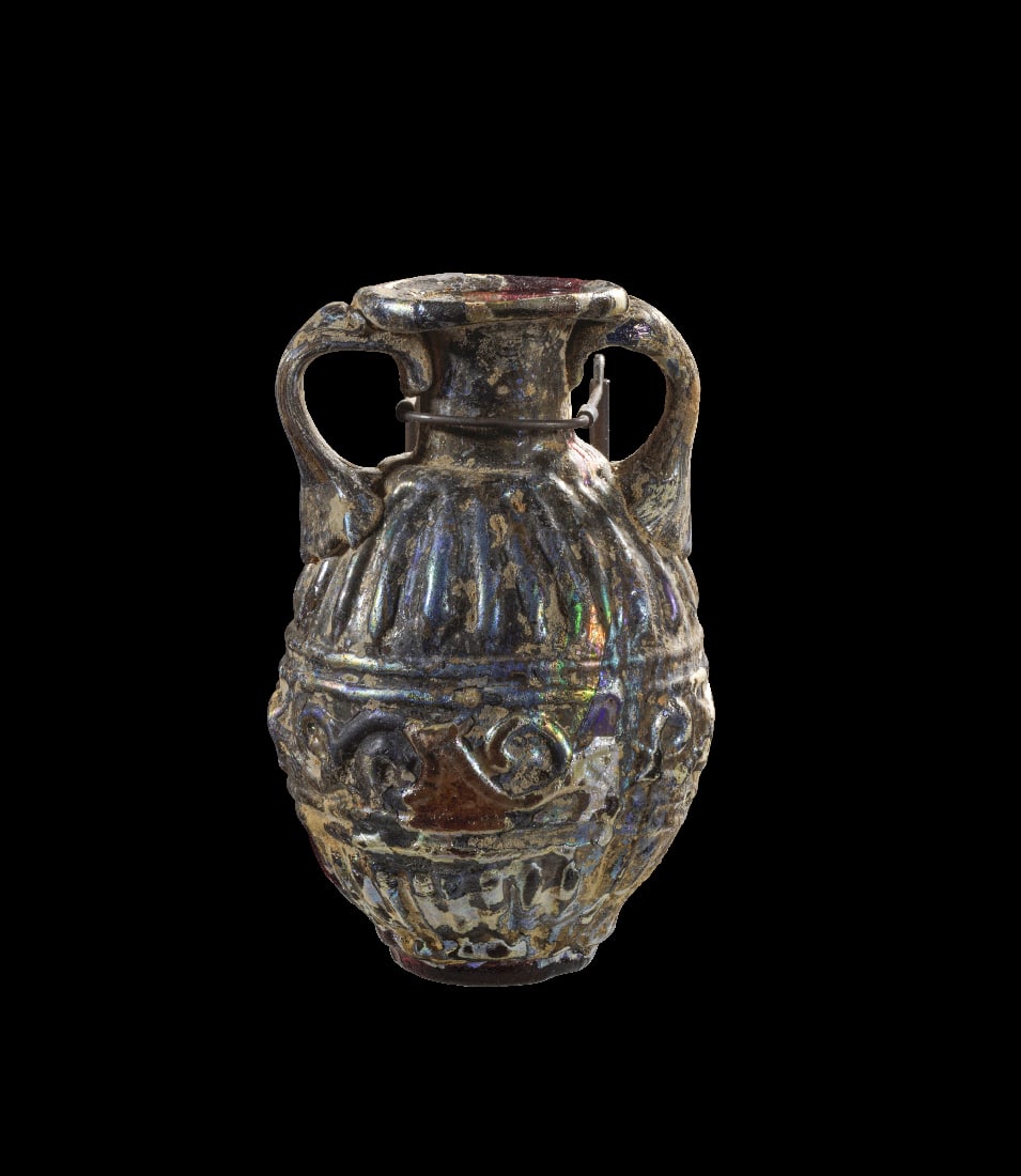 Sidonischer Amphoriskos.: Sidonischer Amphoriskos. oestlicher Mittelmeerraum, 1. - 2. Jh. n. Chr. H 7,0cm. Auberginefarbenes, formgeblasenes Klarglas. Ovoides, zweihenkeliges Flaeschchen mit vertikalen Rippen, eingezogenem