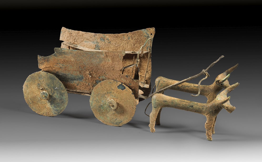 Bronzezeitlicher Ochsenkarren.: Bronzezeitlicher Ochsenkarren. 2700 - 1800 v. Chr. L des restaurierten Wagens mit Deichsel 32,5cm, L der Ochsen 8,4cm. Wagen aus Bronzeblech, Ochsen massiver Guss. Vierraedriger Kastenwagen mit