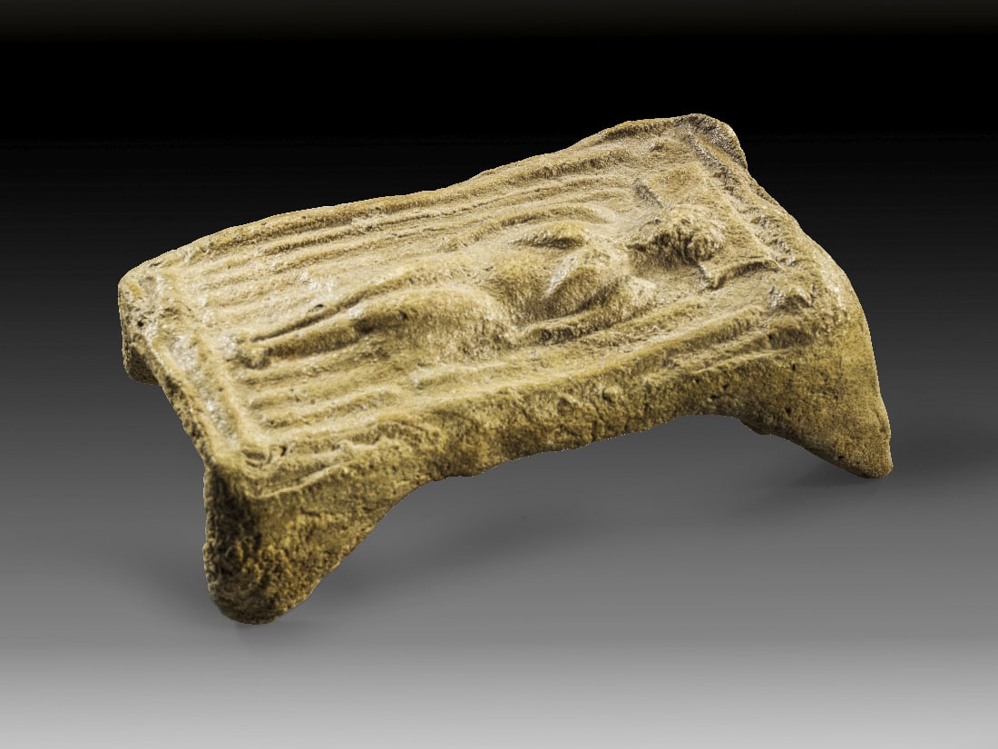 Altbabylonische Terrakotta Frau im Bett .: Altbabylonische Terrakotta "Frau im Bett". Isin-Larsa-Zeit, 2000 - 1700 v. Chr. H 5,1cm, L 13,4cm, B 7,8cm. Matrizengeformt. Dargestellt ist eine nackte Frau auf einem detailreich ausgestatteten Bett
